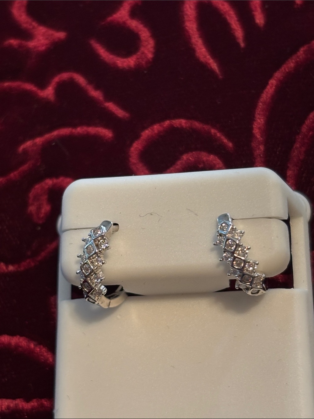 925 MOISSANITE HUGGY HOOP EARRINGS
0.50 CTW
